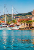 Bateau et ville de Trogir