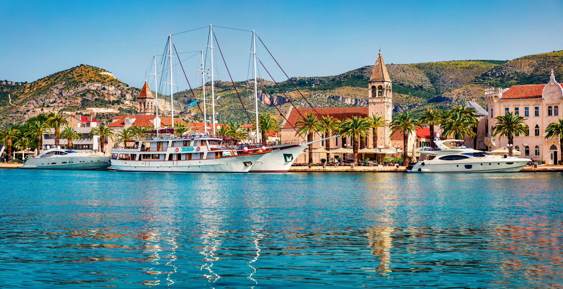 Bateau et ville de Trogir